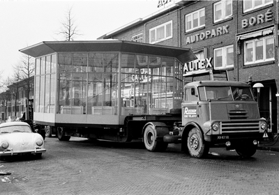 127517 Afbeelding van een vrachtauto met oplegger (dieplader) van Roseboom te Ede tijdens het transport van een ...